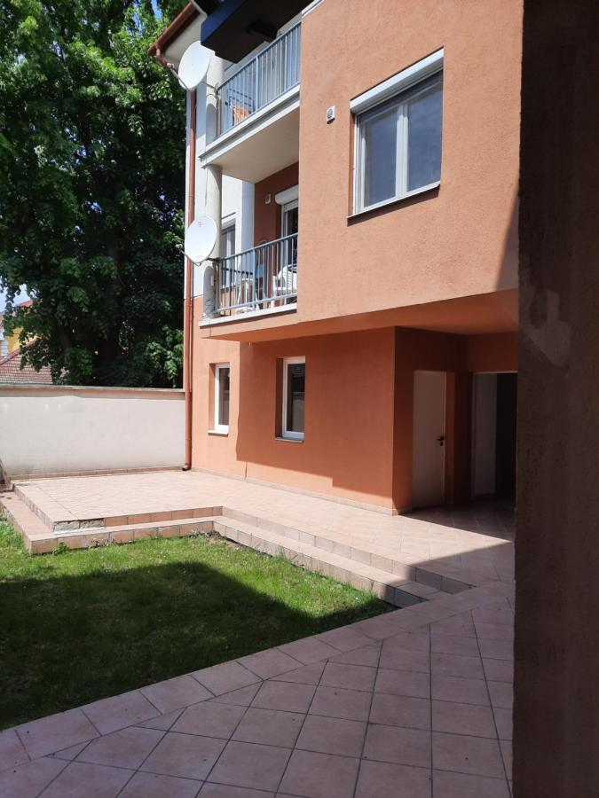 Crazy Frog Gambrinusz Ii. Apartment Hajduszoboszlo Bagian luar foto